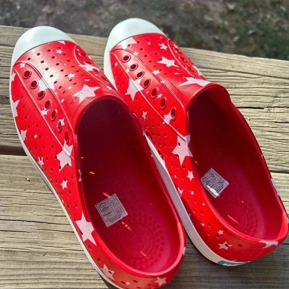 Native Unisex Jefferson slip on shoe. Size 10 Men size 12 women. Red with stars - Picture 2 of 12